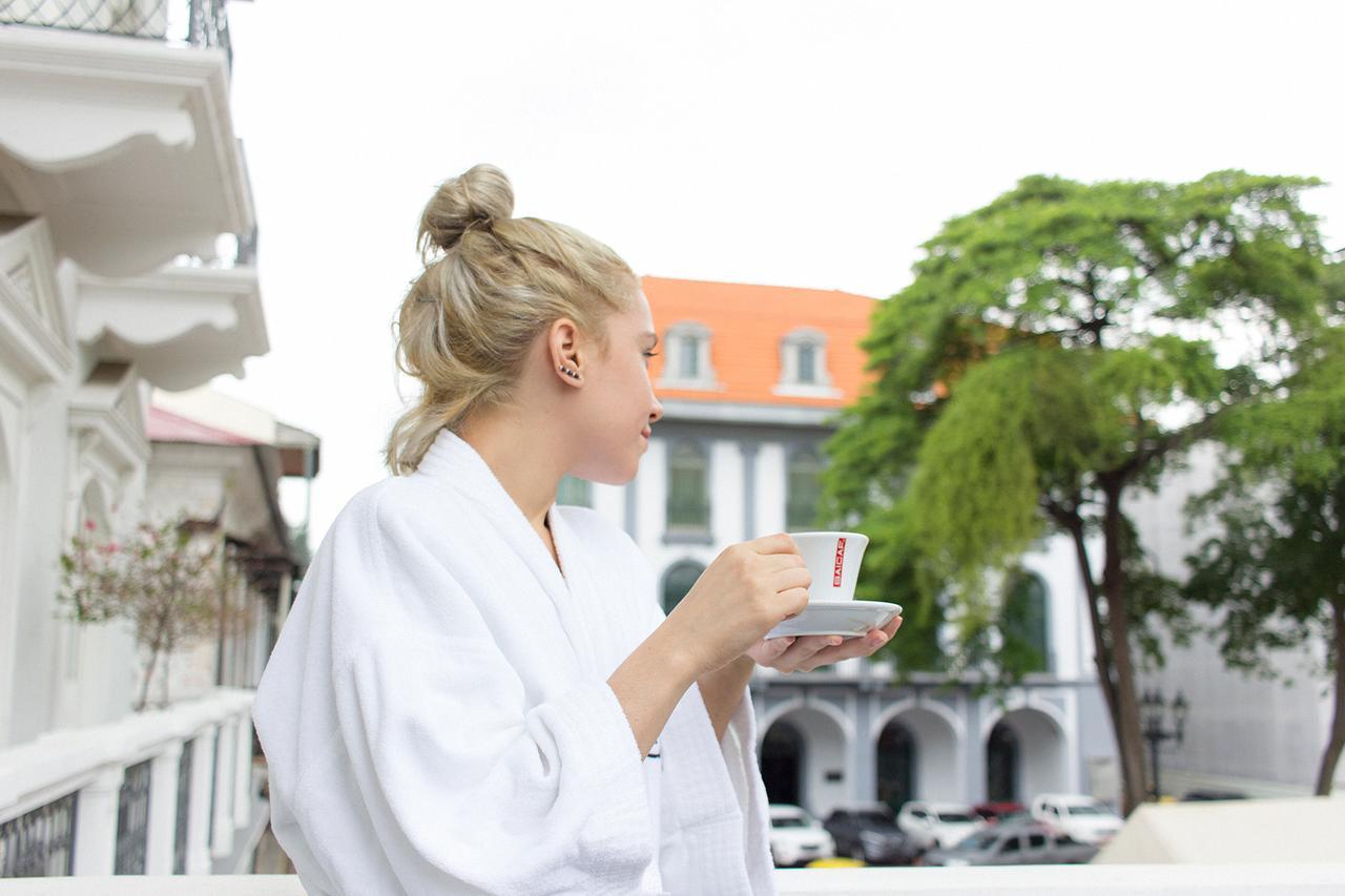 เซ็นทรัล โฮเต็ล ปานามา Hotel ปานามาซิตี้ ภายนอก รูปภาพ A woman wearing a bathrobe